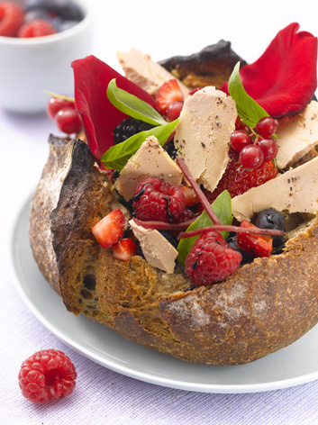 Le petit pain de Foie Gras aux pétales de rose et fruits rouges