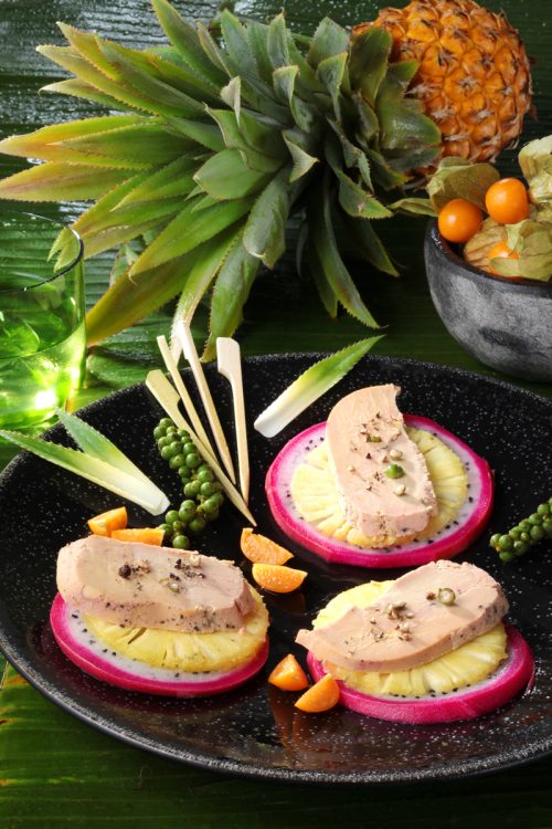 Foie Gras sur carpaccio d’ananas Victoria et pitaya, le fruit du dragon