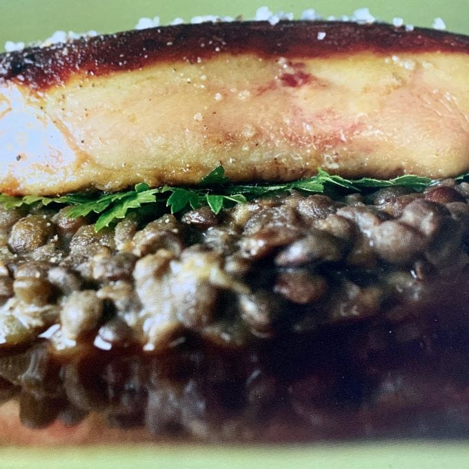 Escalopes de Foie Gras poêlées, lentilles du Puy cuites et sauce balsamique