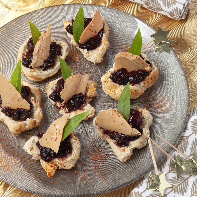 Mini-tartines de focaccia au Foie Gras, confiture de cerises noires et piment d’Espelette