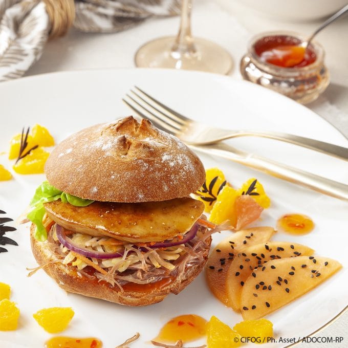 Burger au Foie Gras poêlé, Confit effiloché et coleslaw au jus d’orange