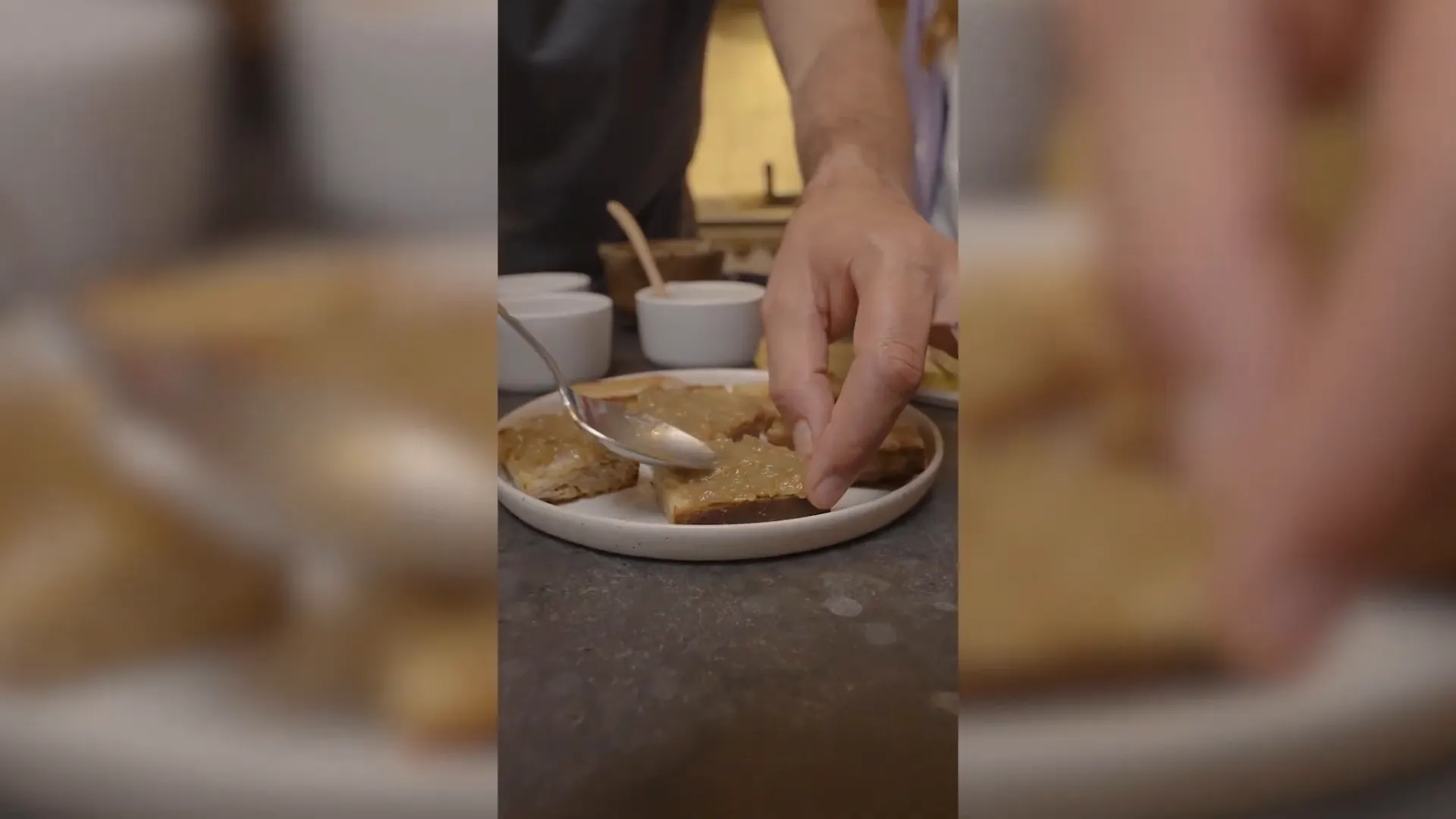 Préparation de toasts avec du Foie Gras.