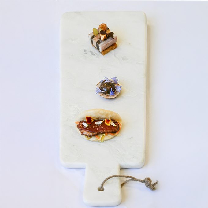 Tartelette au Confit de canard et écailles de champignons, feuille à feuille d&rsquo;anguille fumée, purée de champignons oxydés et Foie Gras, bao bun de Magret