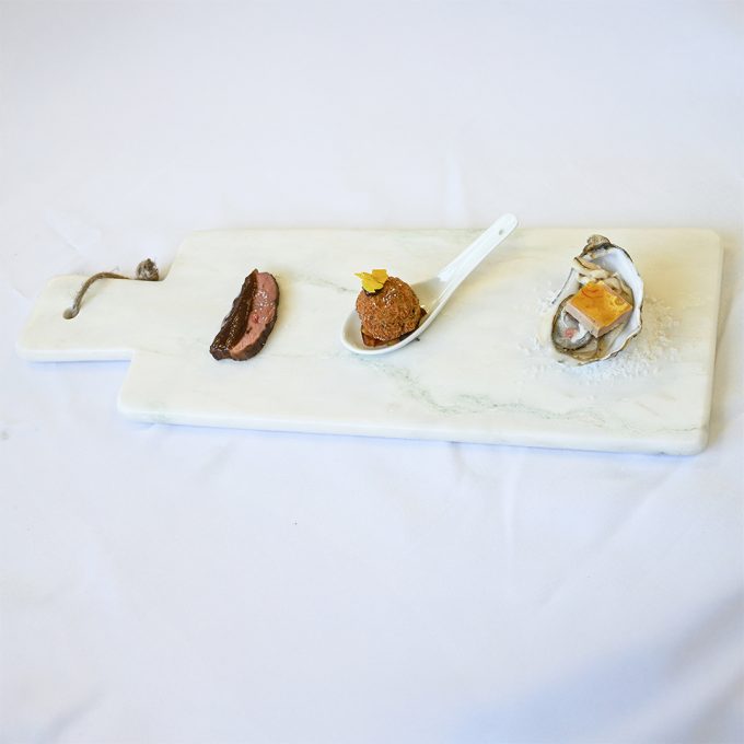 Foie Gras mi-cuit et son huître, croquettes de Confit flambées à la pomme et Magret de canard