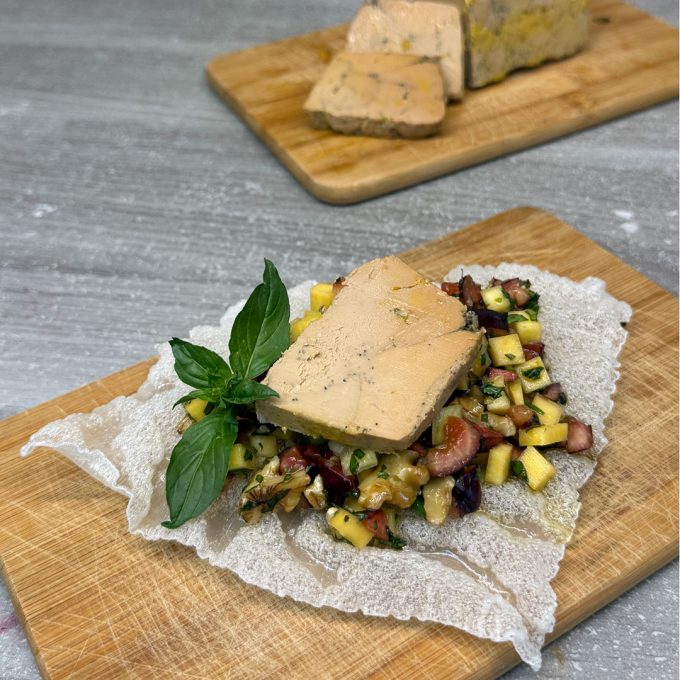 Foie Gras mi-cuit, feuilles de riz croustillantes et tartare de cerises et mangue