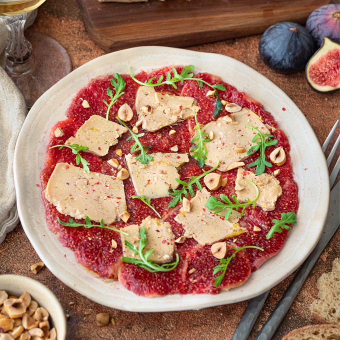 Carpaccio de figues au Foie Gras, balsamique et noisettes grillées